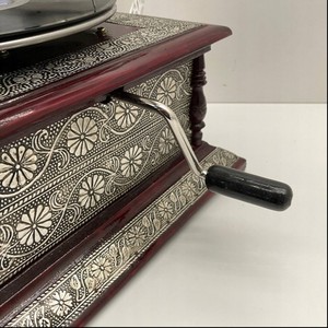 Gramófono de Madera y Metal de Moda, Brillo Plateado que se Extiende por su Superficie Todos los Mañanas, Nuevo, Calidad Fantástica - Product Image 4