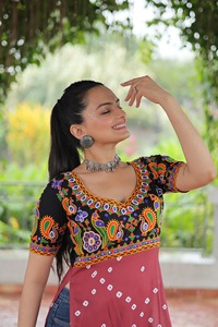 Kurti Estampado de Rayón de Diseño Elegante Estilo Boutique Indio con Trabajo Étnico de Fantasía Kutchi Gamthi, el Más Vendido para Festivales Tradicionales - Product Image 4