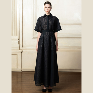 La camisa con cuello puntiagudo de VENESSA combina la elegancia diaria y los detalles inspirados en la naturaleza en tela frondosa de primera calidad - Product Image 4