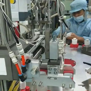 Machine de remplissage pneumatique semi-automatique de pot de bouteille de parfum 220V Composants de noyau de piston d'emballage en bois rentables pour les cosmétiques - Product Image 1