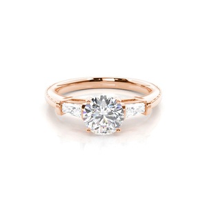 Elegante anillo de aniversario de compromiso de diamante de 0,35 quilates Ajuste de cuatro puntas con regalo de transporte cultivado en laboratorio de tres piedras - Product Image 1