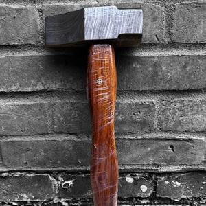 Marteau en acier Damas sur mesure avec poignée en cuir, idéal pour la fabrication de bijoux, la fabrication de couteaux et la sculpture sur bois - Product Image 1