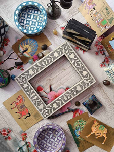 Elegante Marco de Fotos de Madera con Diseño de Incrustaciones de Hueso Personalizable - Product Image 3