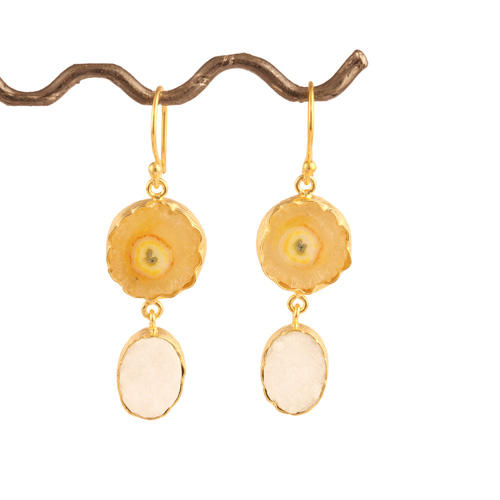 สีเหลืองและสีขาว