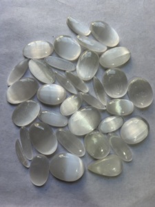 Cabujón de selenita blanca Natural Piedra preciosa de selenita de cristal blanco pulido para joyería Colgante Piedra suelta Piedra preciosa de selenita blanca - Product Image 2