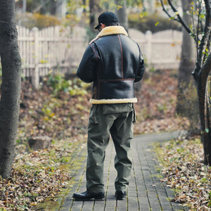 Chaqueta de bombardero de motocicleta de Primavera de tela de pana de concha Modal para hombre más vendida 2025 con cuello cuadrado de patrón sólido - Product Image 3