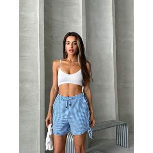 กางเกงขาสั้นผู้หญิงลายตารางสีน้ำเงินแบบผูกเชือกด้านข้าง ยี่ห้อ Topshow ขายส่ง - Product Image 3