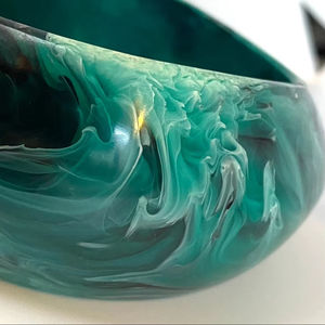 AALIYAN IMPEX-Brazaletes minimalistas de resina hechos a mano con confeti para atuendos simples y looks elegantes en la costa más baja - Product Image 1