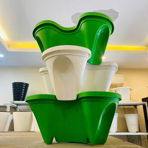 Maceta triangular de diseño único para plantas de interior y jardines al aire libre - Product Image 1