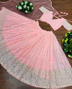 Magnifique Lehenga Choli rose avec dupatta, prêt-à-porter, de créateur indien, pour les fêtes, avec broderies et sequins. - Product Image 5