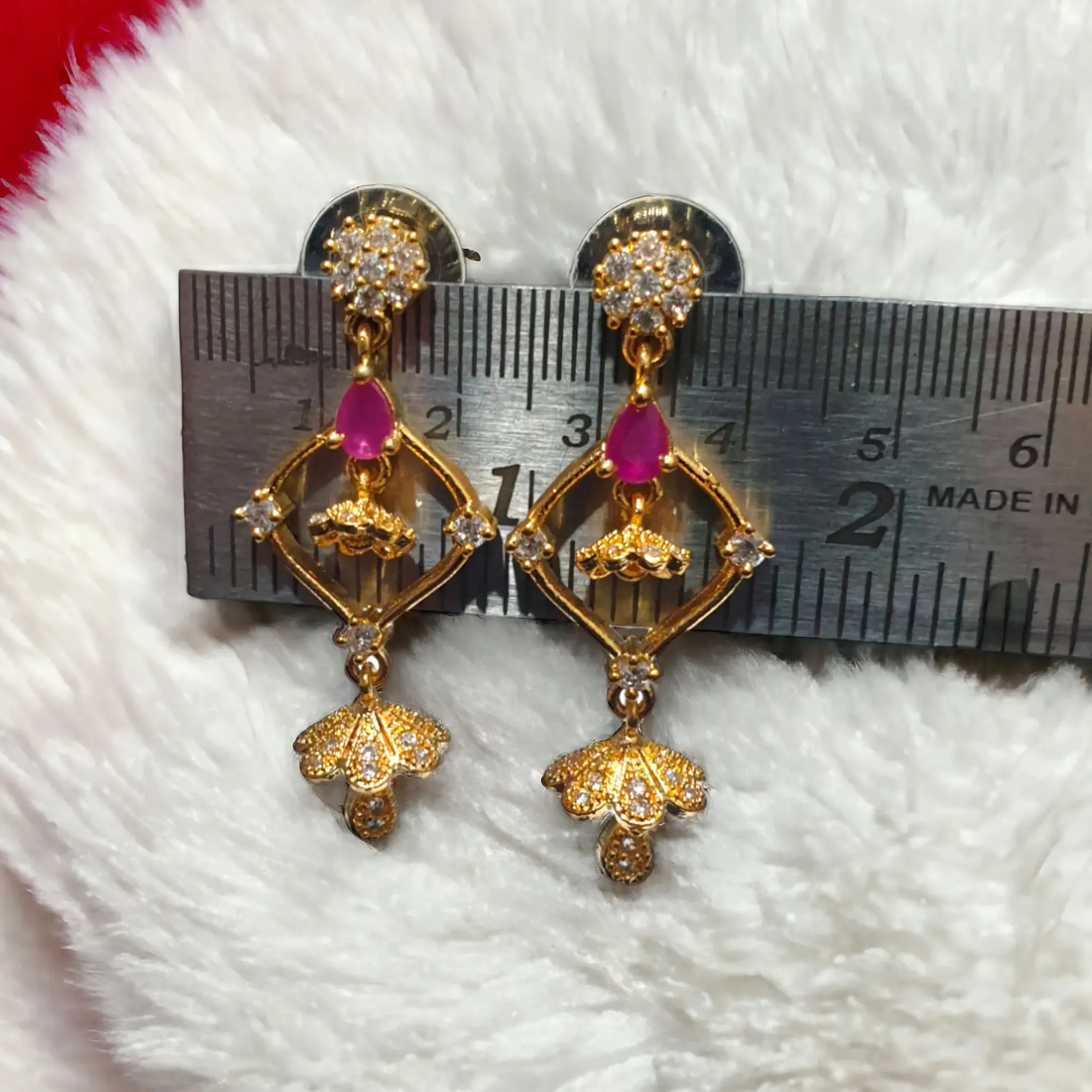 Unique Designer Earring Made in 14 Kt Yellow Gold with VS Si Purity of Natural Diamond for Special Occasion wear Jewellery