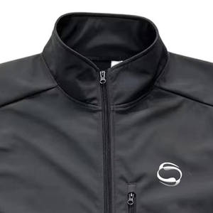 เสื้อกั๊กซอฟต์เชลล์แบบมีฮู้ดสำหรับผู้ชาย ขายส่ง สำหรับฤดูใบไม้ร่วง กันน้ำ ระบายอากาศได้ดี คอตั้ง โลโก้ด้านหน้าปรับแต่งได้ MOQ ต่ำ - Product Image 2