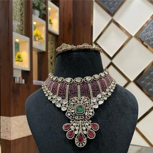 Collier Kundan de meilleure qualité de créateur en plaqué or serti de boucles d'oreilles Tikka Collection de vêtements de mariage et de fonction pour femmes - Product Image 1