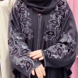 Vêtements musulmans traditionnels islamiques élégants et modestes pour femmes, robes formelles de Dubaï, caftan patchwork de qualité supérieure, style abayas - Product Image 1