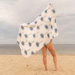 Sarong en coton fait main, bleu, palmiers tropicaux, enveloppe de plage, écharpe légère d'été, cadeau pour elle ou lui - Product Image 2