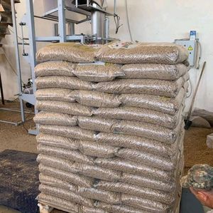 Granulés de bois de 6mm de qualité supérieure dérivés de l'Europe Briquettes de cendres minimisées emballées dans des sacs de bois de chauffage comprenant de la sciure de chêne, de pin et d'acacia. - Product Image 1