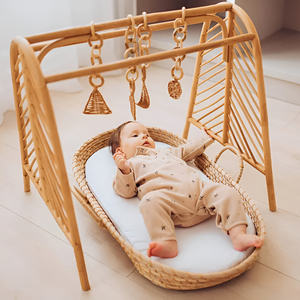 Gimnasio de mimbre natural para bebés y niños pequeños, venta al por mayor, marco de gimnasio de mimbre al mejor precio con juguetes colgantes y alfombra de juego - Product Image 5