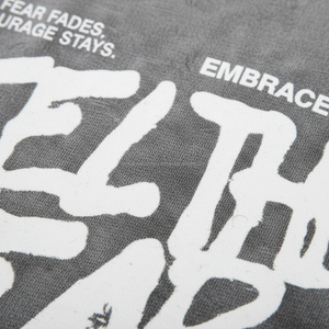 Camiseta Motivacional para Hombre con la Frase "FEEL THE FEAR", Tipografía Audaz, Estilo Urbano, Color Gris, Algodón, Logotipo Personalizado OEM - Product Image 5