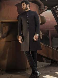 Royal Matelassé Noir Élégant Pakistanais Marié Sherwani - Product Image 2
