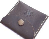 Boussole de poche en laiton antique avec chaîne et étui en cuir, gravure imprimée, design nautique circulaire fait main pour le voyage