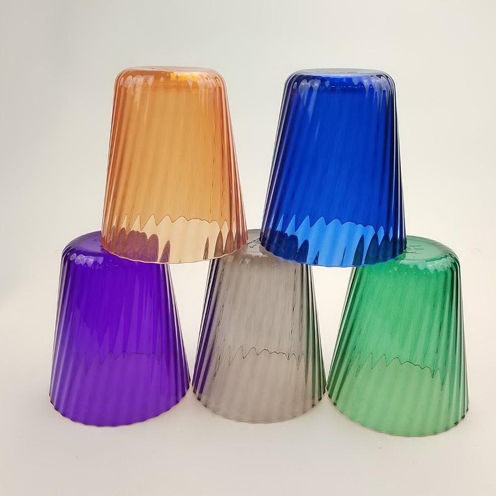 Gris jaune vert violet bleu