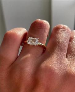 Este anillo de compromiso solitario certificado por IGI de 2.00 quilates para mujer presenta un deslumbrante diamante de corte esmeralda cultivado en laboratorio en un elegante diseño. - Product Image 3