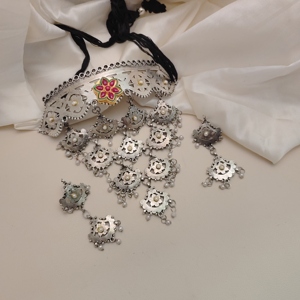 สร้อยคอโชคเกอร์ hrisha เกรดสูงพร้อมต่างหูทรงเรขาคณิตชุดเครื่องประดับที่สง่างามส่งตรงจากผู้จำหน่ายอินเดีย - Product Image 3