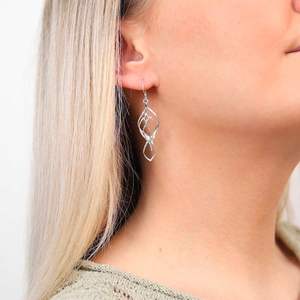 Pendientes de plata de ley de triple giro Diseño elegante y contemporáneo - Product Image 1