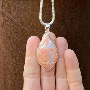 Colgante de ágata de caramelo de algodón de Plata de Ley 925, 25x51mm, piedra preciosa rosa y Blanca Natural, pieza de declaración hecha a mano - Product Image 1