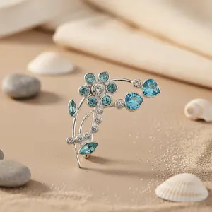 Broche florale argentée pour femme avec pierres précieuses bleues, strass et diamants plaqués pour bijoux de mode ou cadeau - Product Image 1