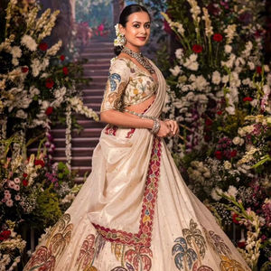 Derniers vêtements de fête de couleur blanche Lehenga Choli avec Dupatta en tissu Simmer Silk avec broderie pour mariage et fête - Product Image 1