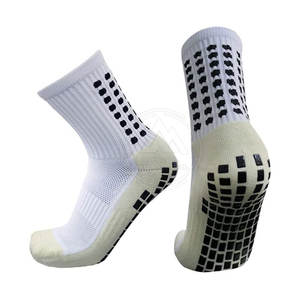 Calcetines deportivos para hombre hechos a medida transpirable con diseño de logotipo personalizado - Product Image 3