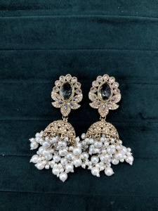 Ensembles de bijoux de boucles d'oreilles Jhumki plaquées ombre Ensemble de boucles d'oreilles en alliage de zinc léger pour un mariage traditionnel à la mode et élégant - Product Image 2