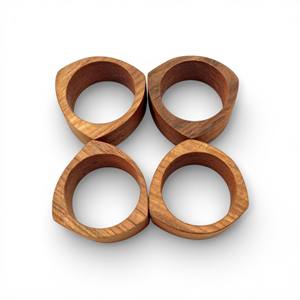 Anillos de Servilleta Geométricos de Madera con Diseño Triangular para una Presentación de Mesa Moderna y Única - Product Image 1