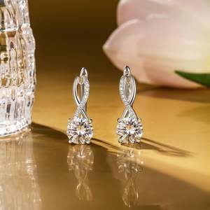 Pendientes Jeulia Classic Infinity Twist con Corte Redondo en Plata de Ley - Product Image 4
