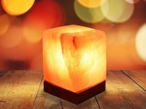 Lámpara de sal del Himalaya con forma de cubo calificada GMP, paquete completo de artesanías naturales talladas con cable eléctrico y bombilla - Product Image 3