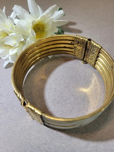 Brazaletes de concha de nácar de gran tamaño a bajo precio Brazalete de nácar auténtico con joyería de metal para eventos de lujo - Product Image 3