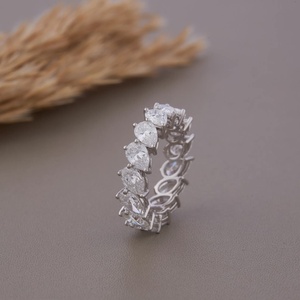 แหวนเพชรโมอิสซาไนต์คุณภาพสูงในตัวเรือนเงินแท้ 925 สำหรับงานหมั้นและวันครบรอบ มีจำหน่ายในราคาที่เข้าถึงได้ - Product Image 1