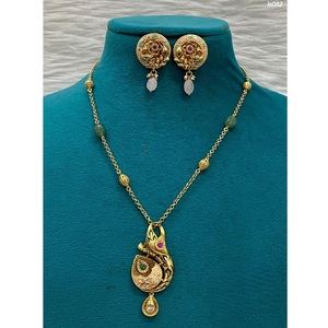 Élégant ensemble de pendentifs de chaîne de ton or pour les femmes beau collier et boucles d'oreilles Moissanite pour les vêtements de mariage - Product Image 1