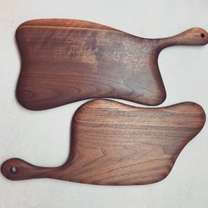 Elegante tabla de cortar de madera de nogal hecha a mano con mango Bandeja de madera duradera para queso y aperitivos Tabla de servir Premium - Product Image 2