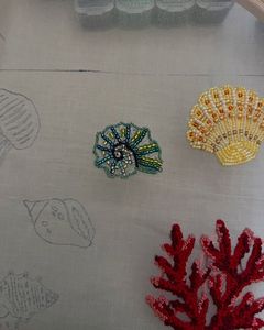 Accesorio de Moda Personalizado, Hermoso y Elegante, con Cuentas Bordadas a Mano, Diseño de Autobús de Nueva York - Product Image 4