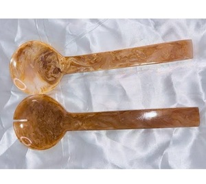 Servidor de ensalada de resina de diseñador con acabado brillante y solución de cubiertos de aspecto artístico para hogares, cafés y restaurantes - Product Image 3