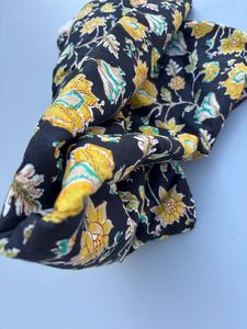 Tela de algodón de pantalla hecha a mano India para confección, estampado de bloques de flores amarillas para mujeres y niños, tela ligera de artesanía étnica - Product Image 3