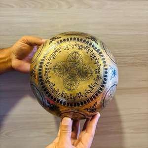 Bol sonore en métal bronze fabriqué à la main de style traditionnel pour la méditation quotidienne du bouddhisme et la pratique de l'alignement des chakras - Product Image 2