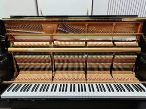 Piano droit japonais TOP Kawai SA8E pour performance professionnelle, livraison mondiale disponible, planche sonore en bois massif SA8E - Product Image 4