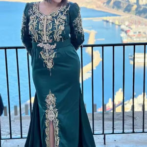2024 robe de caftan vert bouteille de créateur avec une belle broderie Zari dorée travail nouvelle tenue de fête en soie élégante pour les mariages - Product Image 1