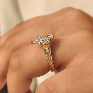 แหวนเพชรทรงมาร์คีส์แบบโซลิแทร์พร้อมรายละเอียดมิลเกรน - Product Image 3