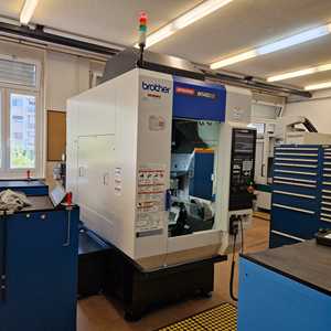 Fraiseuse CNC automatique 3 axes efficace Brother SPEEDIO S500X2 (BT30) haute précision optimisée pour les pièces de précision exigeantes - Product Image 1