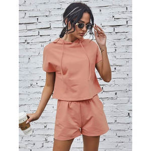 ชุดวอร์มฤดูร้อนสำหรับผู้หญิง ปี 2026 ชุดลำลองแบบสวมใส่สบาย เสื้อฮู้ดและกางเกงขาสั้น สีพื้น แฟชั่นชุดกีฬา - Product Image 1