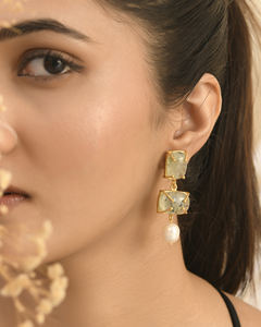 Boucles d'oreilles en laiton plaqué or de créateur en calcédoine Aqua Stud long tendance élégant avec incrustation de pierres précieuses pour les fiançailles - Product Image 1